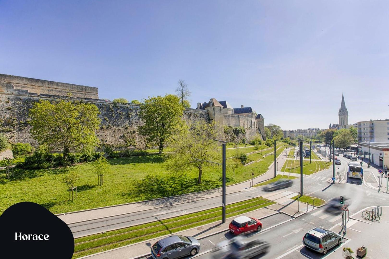 Avec Vue Sur Le Chateau *